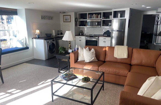 ¡5 estrellas! Nueva construcción, apartamento de 1 dormitorio Back Cove con vistas al agua!