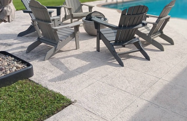 50% Jan. monthly rental. Close to Beach, Golfing, Shopping, and Dining.