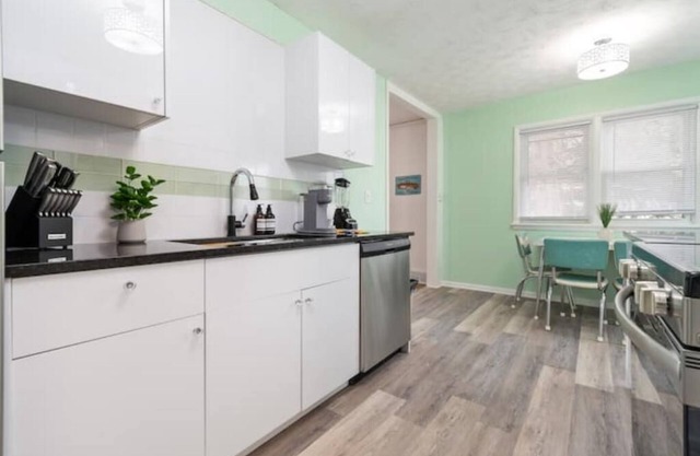 50's Unit-Colorful & Comfy Stay