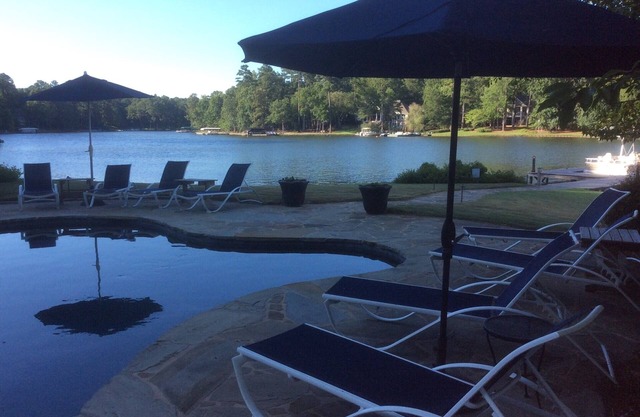 Precioso 500 pies de Lakefront Sleeps 16 con 7 habitaciones. Recién remodelado M. B.