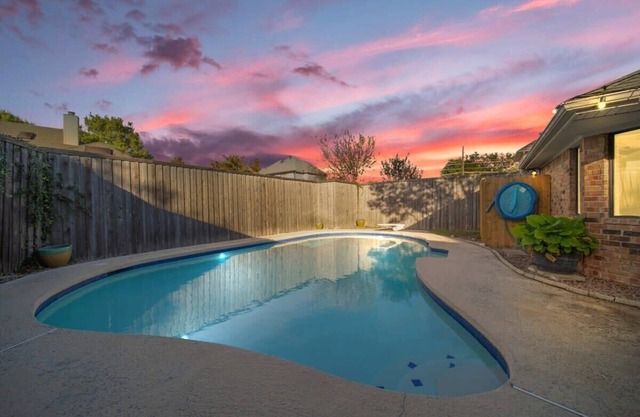 5BD/3BA Bright & Cheerful + Backyard Pool Retreat