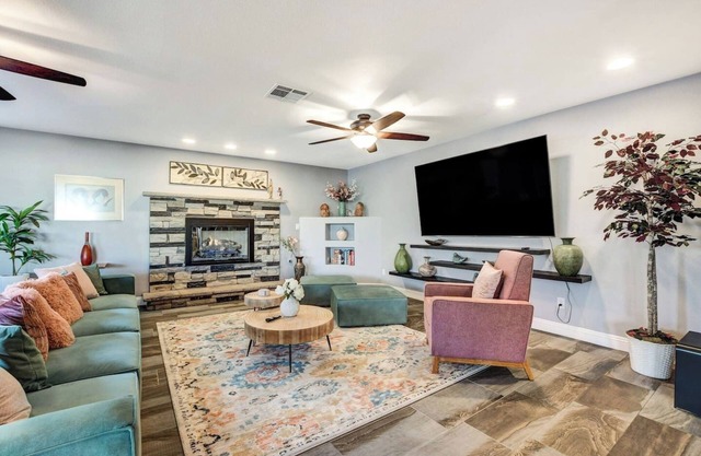 5BDRM Lux Estate- Heated Pool and Neon Arcade Room