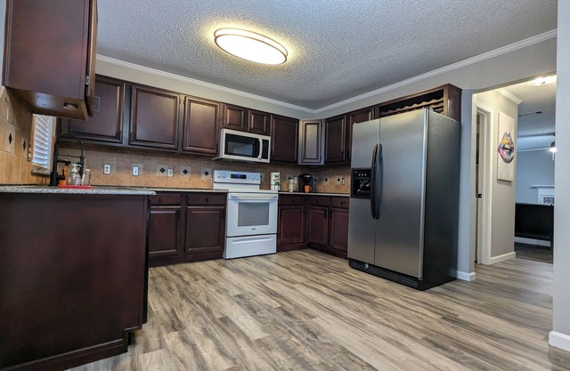 5BR/2.5BA Colonial Home Near AT&T and Globe Life