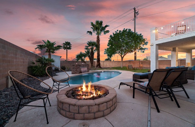 ❤ 5BR/3BA Modern Cozy Farmhouse, Spacious Backyard w/ Pool + Fire Pit