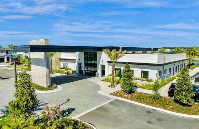 “5BR/5BA Townhome w/ Screened Pool & Aquarius Club – Near SeaWorld”