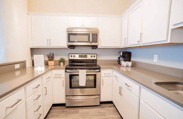 5BR Cozysuites The Block with Pool Table