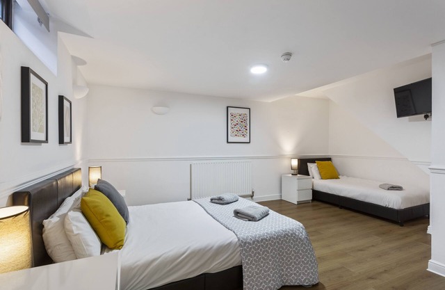 Familiar-Baño con ducha-Adjoining Room - Basement