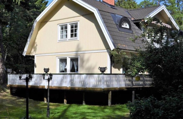 Stunning home in Djurhamn with 6 Bedrooms, WiFi and Sauna