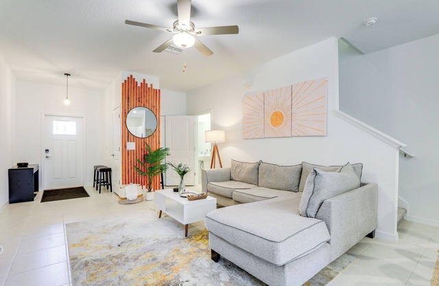 6 Mi to Apollo Beach: Townhome w/ Pool Access!