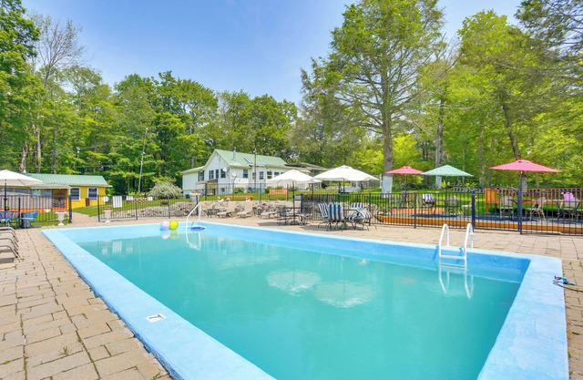 6 Mi to Bethel Woods: Cabin w/ Pool Access
