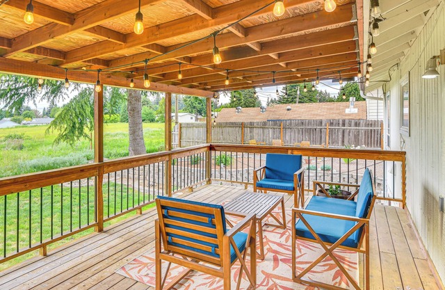 6 Mi to Downtown Vancouver: Peaceful Home w/ Deck