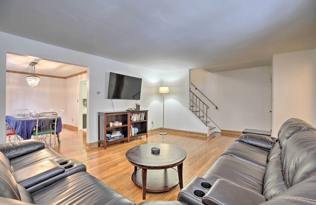6 Mi to Dtwn: Pittsburgh Townhome w/ Porch