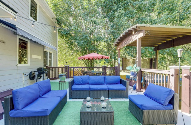 6 Mi to Stone Mountain Park: Home w/ Deck!