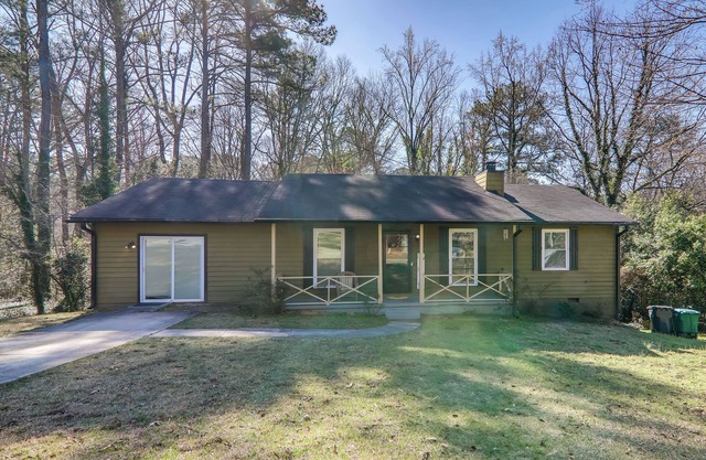 6 Mi to Stone Mtn Park: ‘The Forrest’ Home w/ Deck