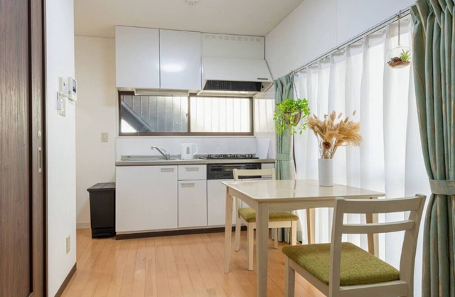 6 Minutes to Shinjuku Station by Train, Max 4 People