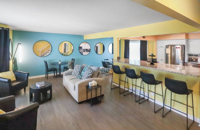 6 Private bedrooms with desks, 3.5 Bath, 940 Mbps, Patio with Grill