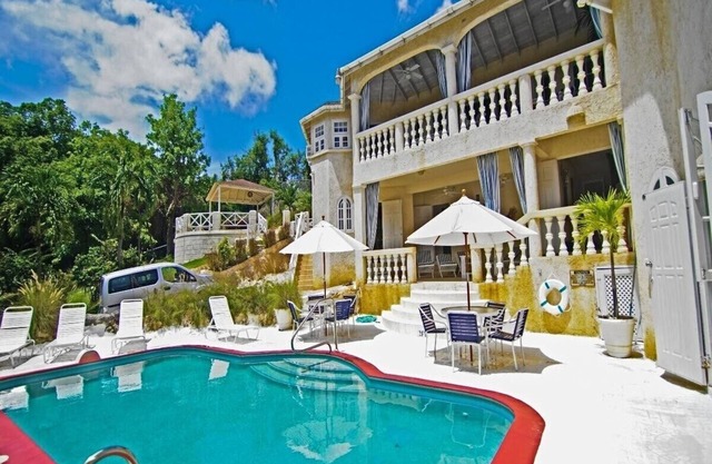 6BR Charming Beachfront Villa w/ Pool and Staff
