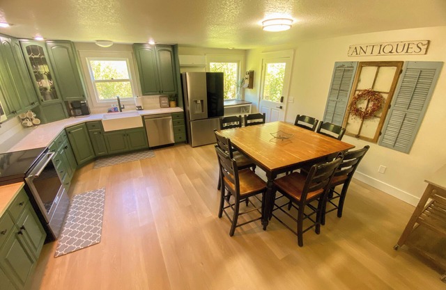 Large 6BR/4B Countryside Family Retreat