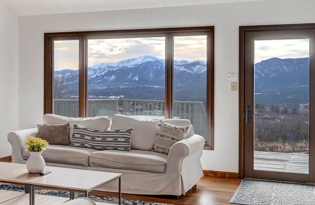 6k SQ. FT./ 72 Acre Wildlife Preserve/ Hot Tub/ Grand Views