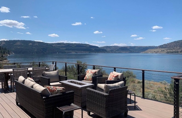 Casa de 7 bahías en el lago Roosevelt con excelentes vistas y fácil acceso a la playa.