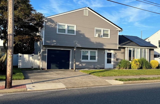 7 blocks from the beach. Fenced in yard, pergola, grill, and more.