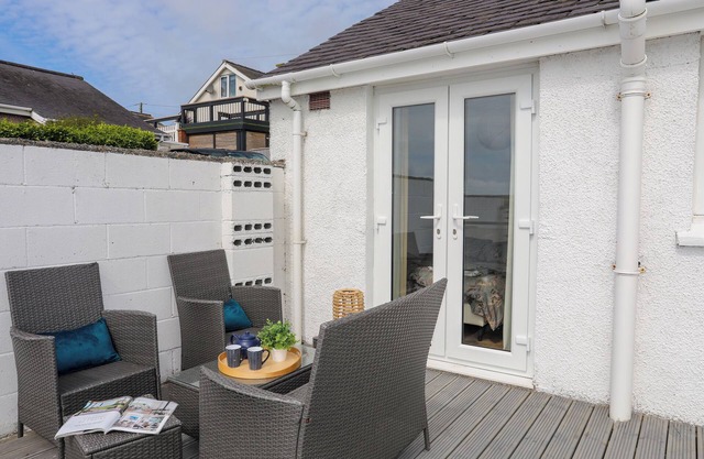 7 BRO BRANWEN, pet friendly, with open fire in Rhosneigr