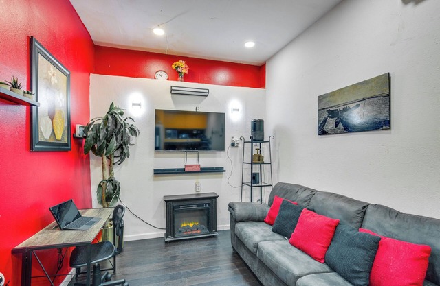 7 Mi to Downtown Dallas: WFH-Friendly Studio