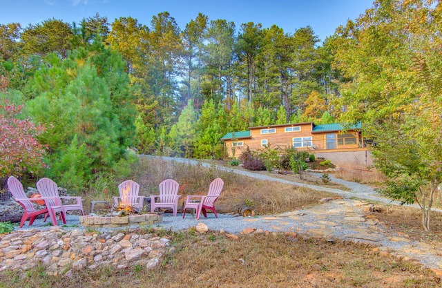 7 Mi to Lake Lure: Mill Spring Cabin w/ Hot Tub