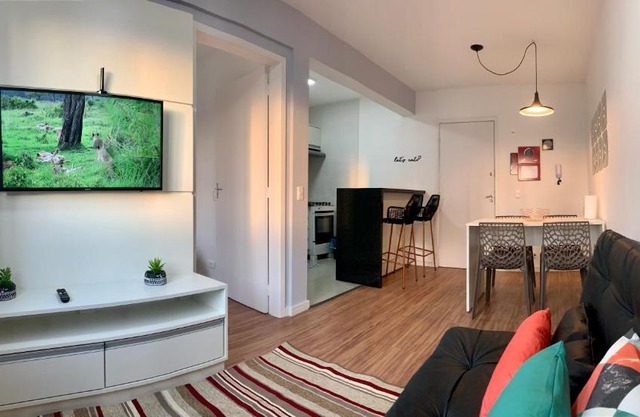 707- Apartamento Encantador, amplo e decorado, quarto, sala, cozinha, mobiliario moderno, cozinha completa com utensílios , Excelente vista da cidade e localização privelegiada no bairro Bigorrilho