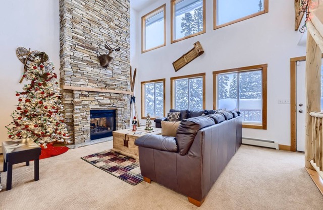 Free Dogs! Ideal Gathering Place with Hot Tub, Wildlife & Views - 7th Night Free