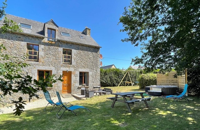 8/9-person gîtes with Jacuzzi. Near saint Malo/dinan. Pets allowed