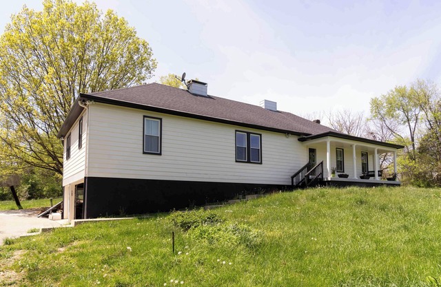 8 Acres private estate!!! Spacious 5-bedroom house in Fisherville.
