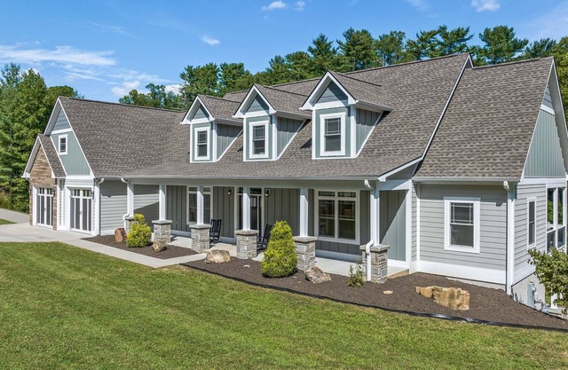 8 Bedroom Home near Asheville! Pickleball, Movies, Game Room, Gym, Fast Wifi!