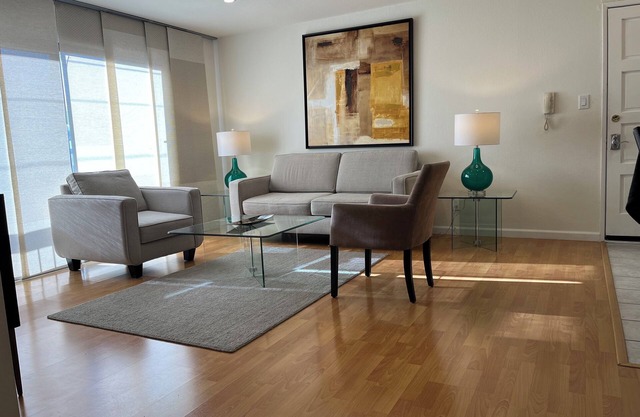 8. Delightful 2 Bedroom Apt /parking in city center