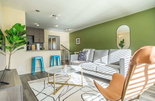 8 mins to Downtown King Bed | Pool, Parking Gym 04