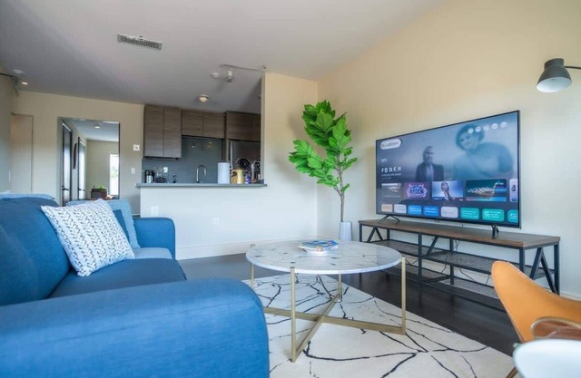 8 mins to Downtown King Bed | Pool, Parking Gym 05