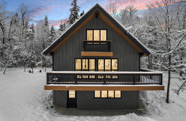 8 minutes to Mount Snow, Dog Friendly, Fire Pit, Hot Tub, Game Room, Private