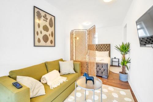 8 Private Rooms with own kitchen & bathroom, Parking, 30min to Wembley Stadium, sleeps 16 to 20 people
