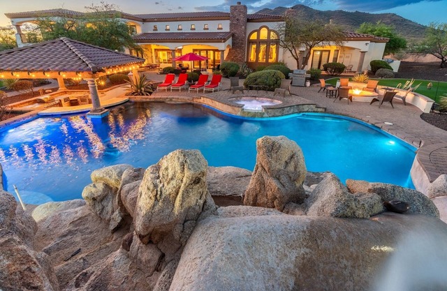 8400sf Espectacular Mansión PISCINA y mini golf de Scottsdale / Cave Creek (16 camas)