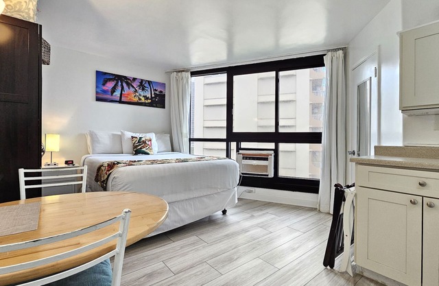 8th floor Waikiki Beach Queen Bed Studio w/Kitchen & Pool-❤WAIKIKI GRAND HOTEL®