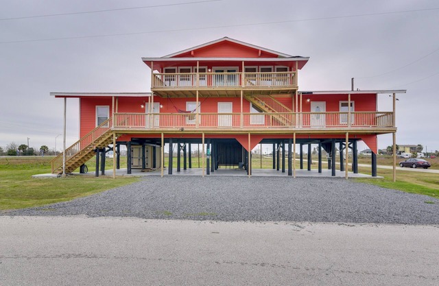 9 Mi to Crystal Beach: Pet-Friendly Apt w/ Balcony