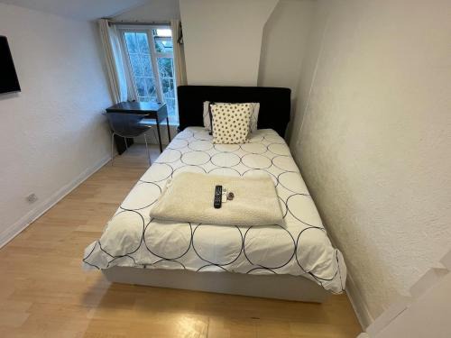 96TR Double bed bedroom - Edmonton green