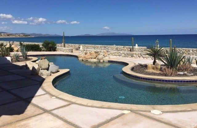 Una hermosa y pequeña villa con piscina lejos de todo!