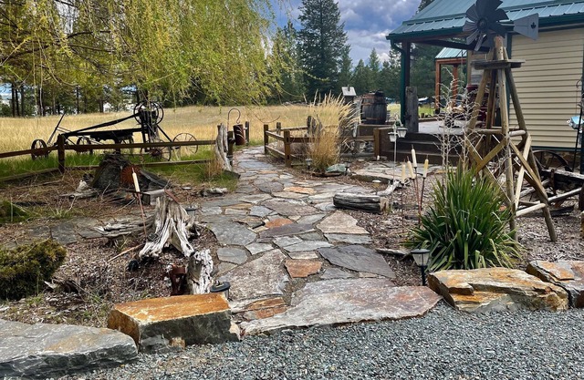 A Beautiful Log Cabin in West Kootenai