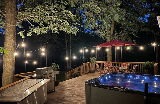 Una hermosa casa recientemente remodelada anidada en un lote de río arbolado con un jacuzzi.