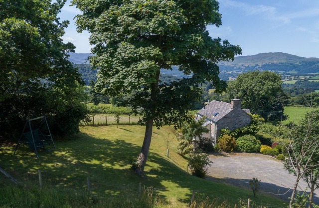Ty Ucha'r Ffordd ofrece un retiro romántico para solo dos, ubicado en una parte maravillosa de Conwy y rodeado de un paisaje impresionante. ¡Esta casa de vacaciones está disponible hoy para descansos cortos desde £ 326!