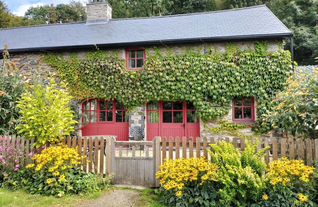 Una encantadora antigua casa de transporte, ubicada en un pintoresco paisaje rural