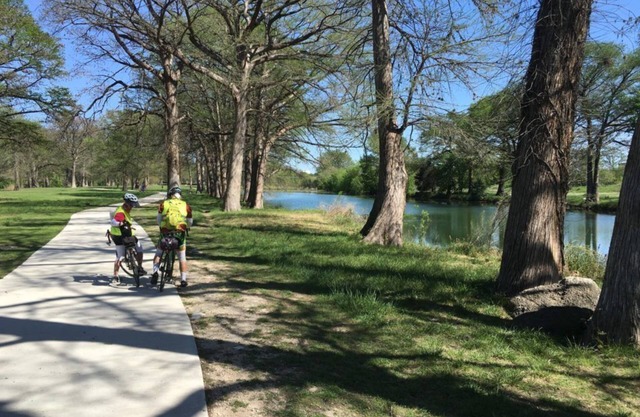 Un encantador 2/1. 5 cabañas en el río Kerrville Trail cerca de todos los servicios de la ciudad
