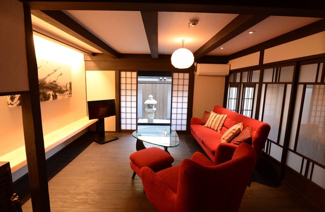 【Kioto · Higashiyama】 Una de las cinco casas modernas de madera modernas completamente renovadas que rodean un pequeño jardín, Ueda · Mon