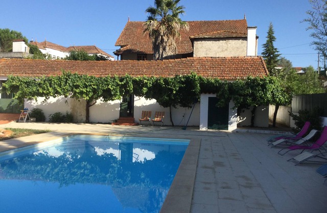 Una granja convertida con piscina privada y patio